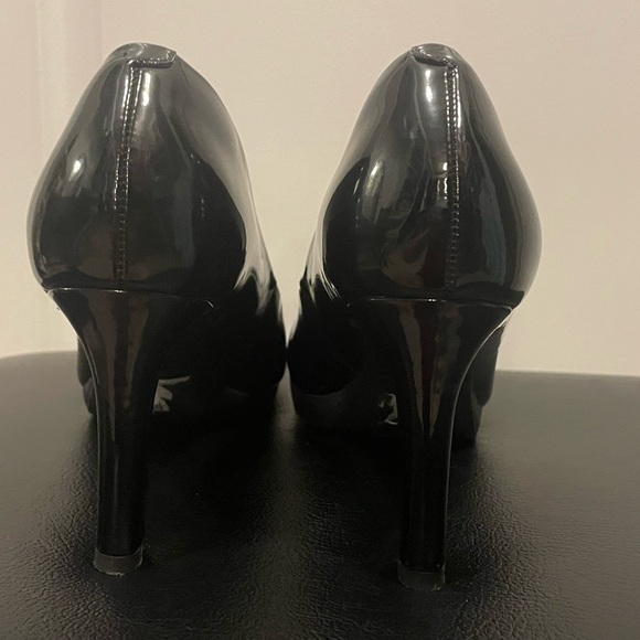 NWOT. Womens size 8, patent black color Clarks heels - Picture 3 of 7